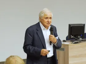 prof. Vetulani podczas wykładu