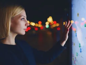 Kobieta korzystająca z ekranu dotykowego