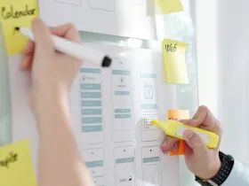 Projekt interfejsu smartfona na białej tablicy