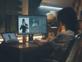 Kobieta siedząca przy stanowisku komputerowym, na ekranie monitora program do projektowanie 3D