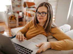 Kobieta korzystająca z laptopa