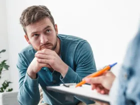 Pacjent podczas wizyty u psychoterapeuty