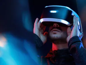 Mężczyzna w goglach VR