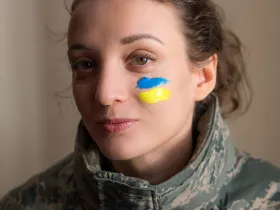 Kobieta z flagą Ukrainy na poliku