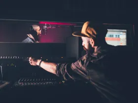 Producent muzyczny w studiu