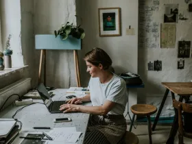 Olga Milczyńska siedzi przy komputerze w studiu projektowym