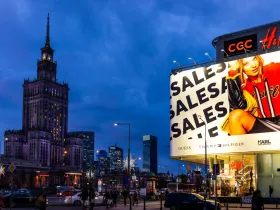 Ulica Marszałkowska, w tle Pałac Kultury i Nauki, na fasadzie domu handlowego SAWA wisi ogromny baner reklamowy
