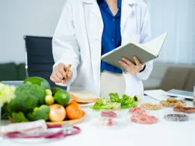 Kobieta wytwarzająca roślinne mięso w laboratorium
