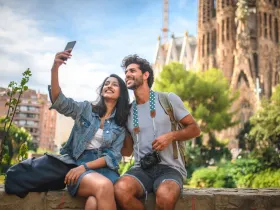 Młoda para robi sobie selfie na tle katedry w Barcelonie