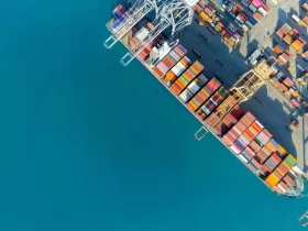 Widok z lotu ptaka na port morski z kontenerowcem