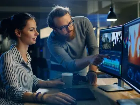  Para twórców gier wspólnie pracuje nad edycją wideo na monitorze