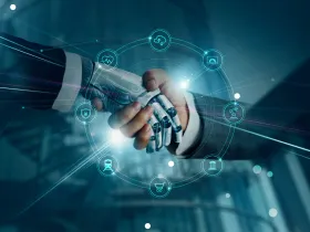  Robot i człowiek uściskają dłonie; w tle kręgi z ikonami technologii