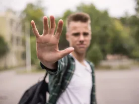 Nastolatek wyciągający rękę w geście „stop