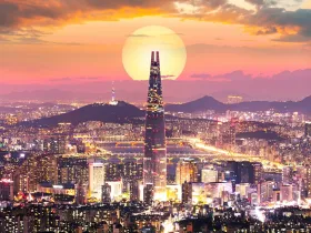Wieża N Seoul na tle zachodzącego słońca