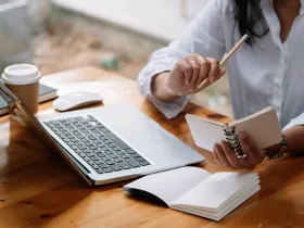 Kobieta pracująca na laptopie