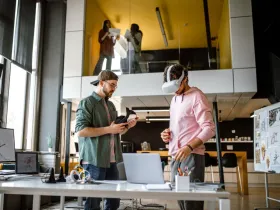 Pracownicy testujący gogle VR w biurze