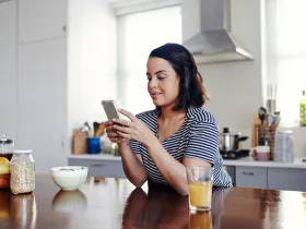 Kobieta trzymająca smartfon