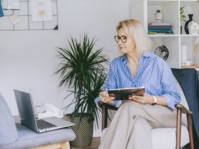 Psychoterapeutka prowadząca spotkanie online