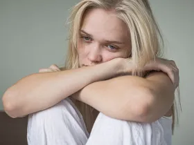 Zmartwiona kobieta