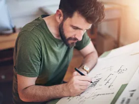 Mężczyzna projektujący czcionki