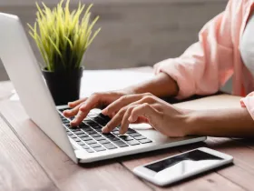 Kobieta pracująca na laptopie