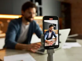Mężczyzna nagrywający filmik telefonem