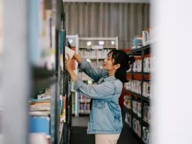 Kobieta w bibliotece