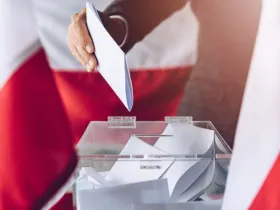 Człowiek wrzucający głos do urny