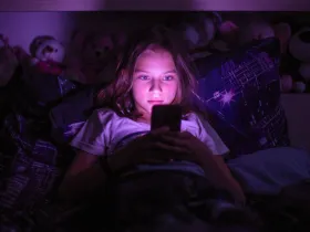 Dziewczyna korzystająca ze smartfona
