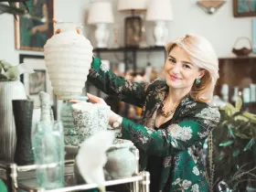 Katarzyna Sosenko pozuje z ceramicznym wazonem w antykwariacie