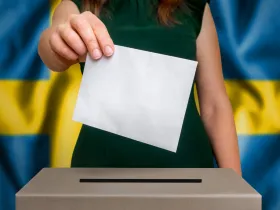 Kobieta wrzucająca głos do urny
