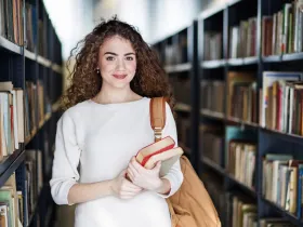 Studentka w bibliotece