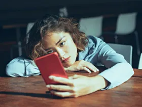 Kobieta korzystająca z telefonu