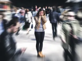 Kobieta doznaje ataku paniki w miejscu publicznym