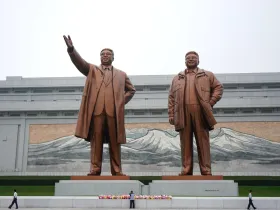 Posągi przywódców Korei Północnej w Pjongjang