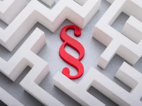 Czerwony symbol akapitu w środku labiryntu