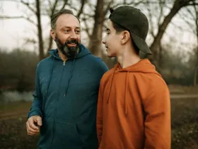 Ojciec rozmawiający z synem