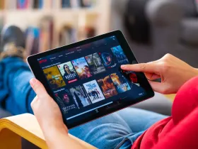 Mężczyzna przegląda filmy i seriale dostępne na platformie Netflix