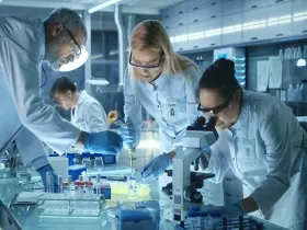 Pracownicy laboratorium przy pracy
