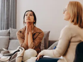 Młoda kobieta w czasie sesji psychoterapeutycznej