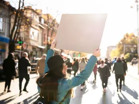Kobieta trzymająca transparent na proteście