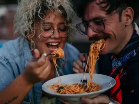 Kobieta i mężczyzna jedzą spaghetti