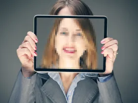 Wizerunek kobiety z zamazaną twarzą w tablecie