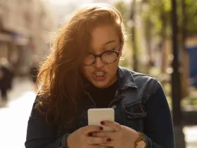Kobieta zdenerwowana na telefon