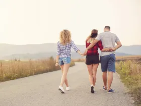 Dwie kobiety i mężczyzna podczas spaceru