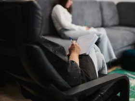 Psychoterapeutka i pacjentka w gabinecie terapeutycznym 