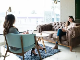  Rozmowa psychoterapeutyczna z klientką w nowoczesnym, jasnym gabinecie